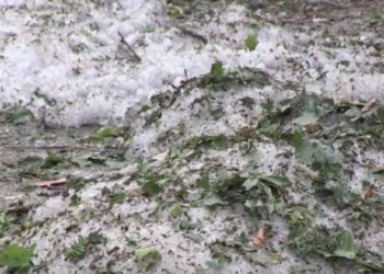 Stuhi të forta në Zvicër, kokrrat e breshrit kanë arritur një madhësi të konsiderueshme