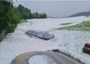 Sllovenia goditet nga një stuhi, breshëri mbulon tokën!