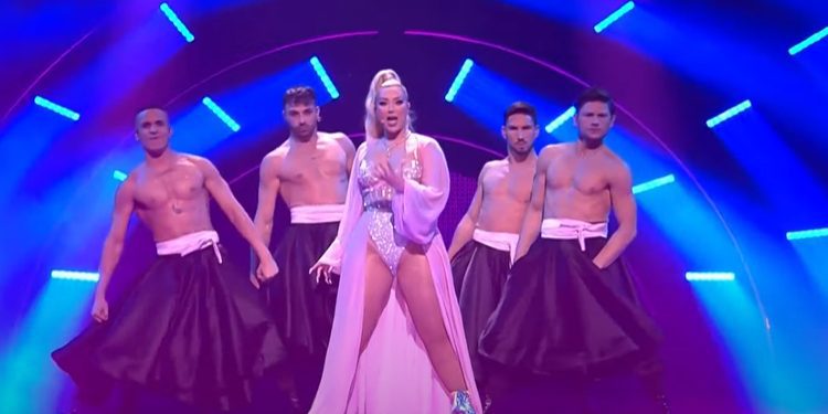 Ronela Hajati elektrizon skenën e Eurovisionit