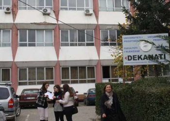 E rrëzoi studentin nga provimi, profesoresha e pëson keq nga prindi i tij