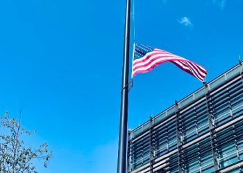 Ambasada amerikane në Prishtinë pas tragjedisë në Texas ul flamurin në gjysmë shtizë