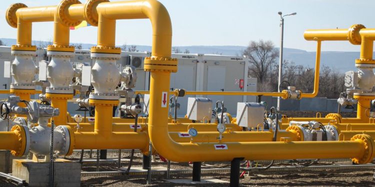 Ukraina pezullon dërgesat e gazit rus