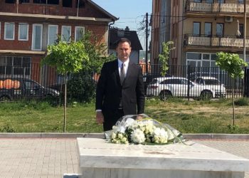 Konjufca në homazhet te varri i Agron Rrahmani: Falë tij populli jonë jeton në liri