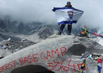 Zëdhënësi i Policisë, ngjitet në “Everest”, këtë arritje ua dedikon kolegëve të rënë në detyrë