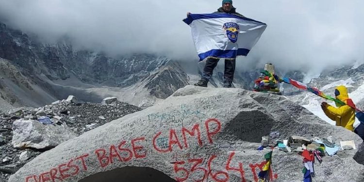 Zëdhënësi i Policisë, ngjitet në “Everest”, këtë arritje ua dedikon kolegëve të rënë në detyrë