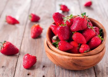 Kupë luleshtrydhe me krem ​​dhe tortë sfungjeri