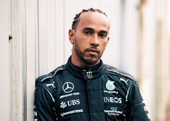 Hamilton ekzagjeron stilin, me këtë veprim thyen rregullat e FIA-së