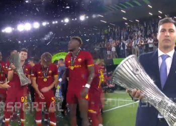 Lorik Cana ua dorëzon trofeun e “Conference League” lojëtarëve të Romës