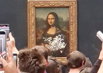 Një nga vizitorët në muze i jep “Mona Lisës tortë për të ngrënë”!