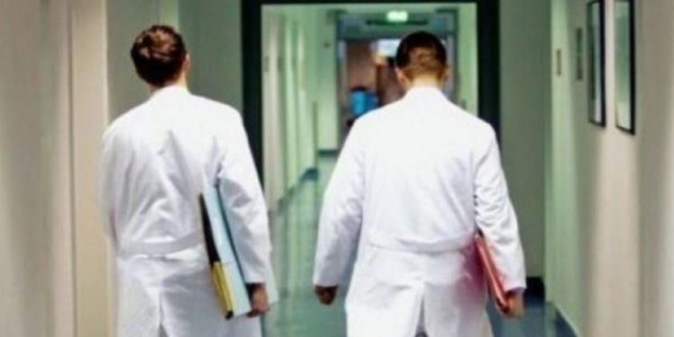 Mjeku kujdestar pas vdekjes së 17 vjeçarit: U munduam ta bëjmë të pamundurën të mundur!