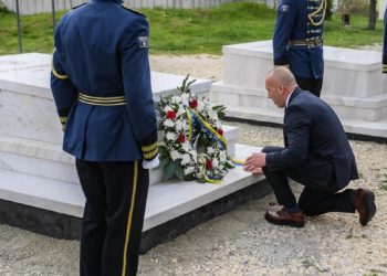 Haradinaj kujton të rënët e betejës së Llapushnikut: I dhanë kahje të re luftës për liri