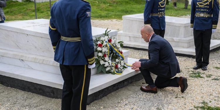 Haradinaj kujton të rënët e betejës së Llapushnikut: I dhanë kahje të re luftës për liri