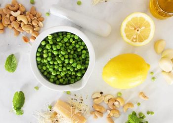 Sallatë pranverore me bizele dhe limon