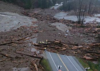 Kanada përfshihet nga stuhitë e mëdha, gati një milion shtëpi mbesin pa rrymë