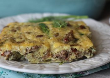 Një recetë pak më ndryshe pas festës së Bajramit: Tavë me suxhuk, kopër dhe presh