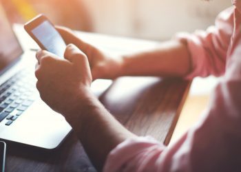 Kujdes, përdorimi i telefonit gjatë natës mund të dyfishojë rrezikun për kancer