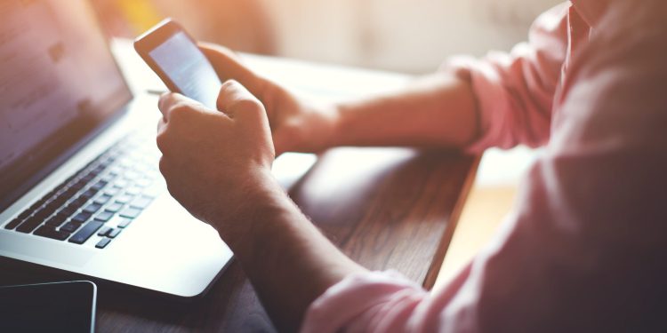 Kujdes, përdorimi i telefonit gjatë natës mund të dyfishojë rrezikun për kancer