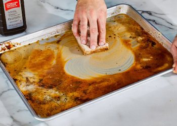 Si të pastrojmë lehtësisht tepsitë me yndyrë?