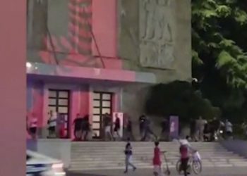 Tifozët e Romës godasin dyert e objektit të Kryeministrisë së Shqipërisë