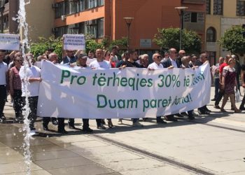 Protestojnë qytetarët për Trustin: Duam paret tona!