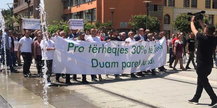 Protestojnë qytetarët për Trustin: Duam paret tona!