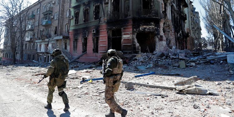 Rreth 100 mijë civilë vazhdojnë të mbesin në Mariupol, me situatë të rëndë shëndetësore