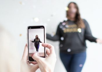 Kosovarët që fitojnë nga rrjetet sociale tashmë do t’i paguajnë tatim shtetit