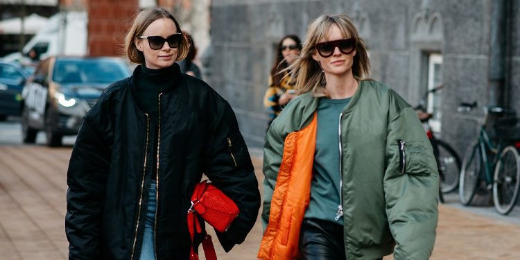 Xhaketat e stilit ‘boomber’ rikthehen fuqishëm si tendenca e pranverës 2022