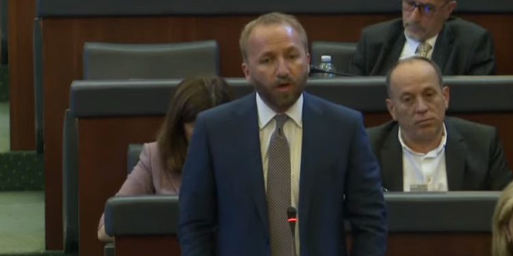 Abelard Tahiri: Për “hatër” të veteranëve duhet të ndërpritet seanca