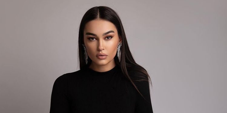 Adrola Dushi feston ditëlindjen e saj, sa vite mbushë?