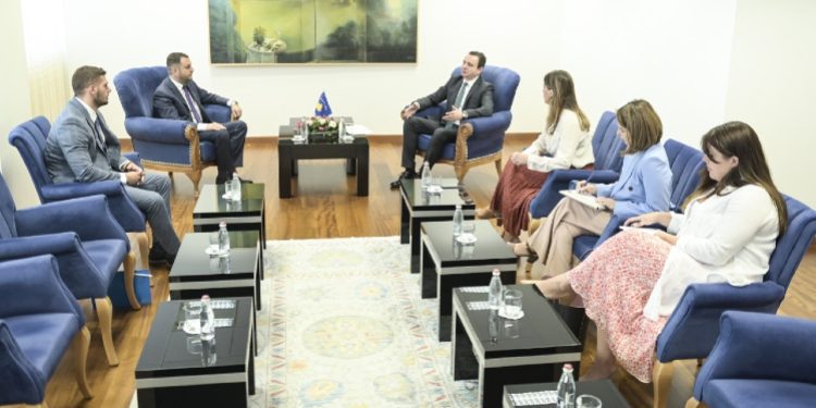 Kryeministri Kurti në takim me ish-ministrin e drejtësisë, flasin për procesin e vetingut