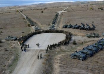 Kadetët e FSK-së në stërvitje me ushtarët e NATO-s