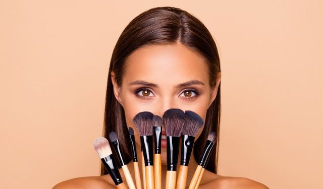 Mbajnë shumë baktere, si t’i pastrojmë furçat e grimit pa i dëmtuar ato