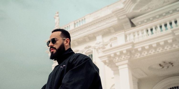 Kujt ia uron semimaturën Capital T?