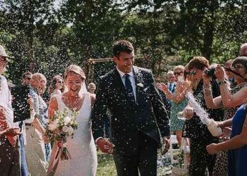 Pse asnjë i ftuar nuk duhet të vishet me të bardha nëpër dasma?