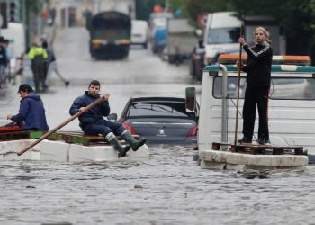 Stuhi të forta godasin Francën, përmbytjet lënë të vdekur një grua dhe 14 të lënduar