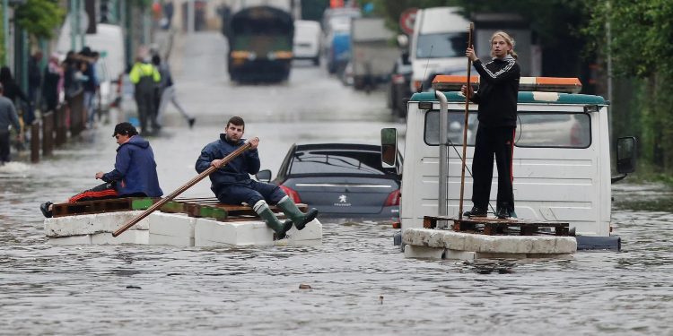 Stuhi të forta godasin Francën, përmbytjet lënë të vdekur një grua dhe 14 të lënduar