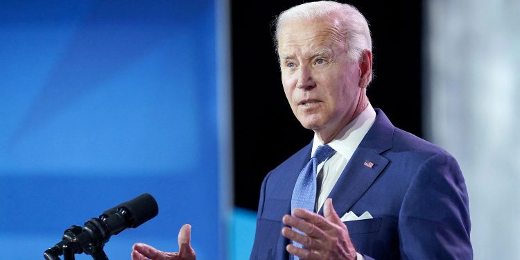 Biden nuk heziton nënshkruan ligjin për kontrollin e armëve