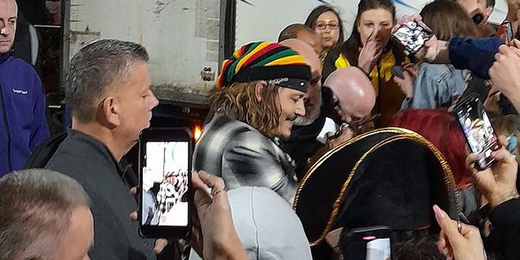 Johnny Depp e “kaplojnë” fansat në Manchester