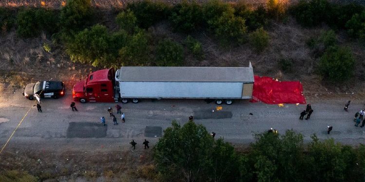 Të paktën 46 emigrantë janë gjetur të vdekur në Texas në një kamion të braktisur