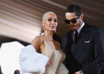 Pse Kim Kardashian u “refuzua” nga Pallati Mbretëror për festën e Jubileu Platinum?