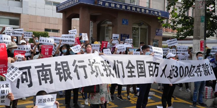 Bankat e vogla në Kinë po përballen me telashe, kursimtarët mund të humbin gjithçka