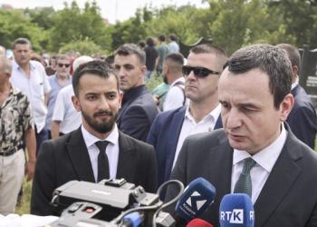 Kurti në ceremoninë e varrimit të Xhevdet Bajrajt: Poet dhe njeri i papërsëritshëm