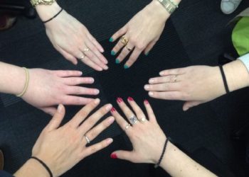 A e dini se mbajtja e llastikut të flokëve në duar mund të sjell këto rreziqe