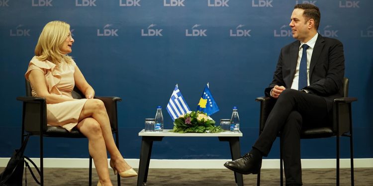 Abdixhiku dhe ambasadorja Vakali, flasin për situatën politike në Kosovë