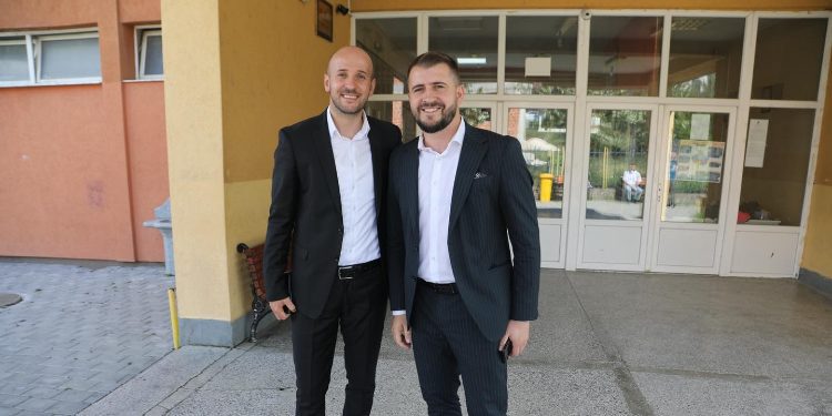Maturantët i nënshtrohen testit shtetëror, Lushtaku i viziton dhe i uron suksese