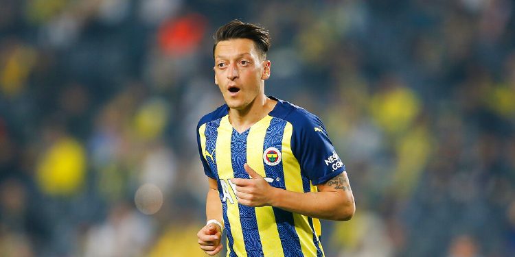 Mesfushori turk, Mesut Ozil ka vendosur që të pensionohet te Fenerbahce