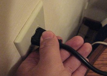 Cilat pajisje duhet t’i hiqni patjetër nga priza nëse shkoni në pushime?