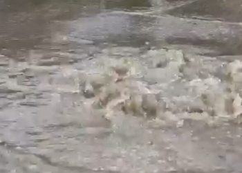 Tetovë, si pasojë e reshjeve të shiut rruga pranë kazermës i ngjan një pishine