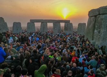 Mbi 6.000 persona mblidhen për të pritur solsticin e verës në Stonehenge